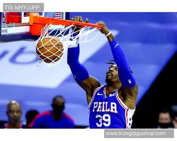 76人对阵黄蜂霍华德表现出色抢下13个篮板助球队争胜